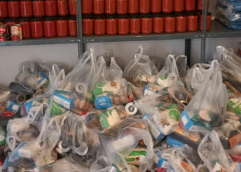 Διανομή τροφίμων, καυσόξυλων και γευμάτων σε ευάλωτους πολίτες από τον Δήμο Καστοριάς για τις γιορτές