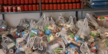 Διανομή τροφίμων, καυσόξυλων και γευμάτων σε ευάλωτους πολίτες από τον Δήμο Καστοριάς για τις γιορτές