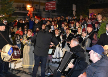 Δήμος Καστοριάς: Μαγευτικά ξεκινούν οι γιορτές – Λαμπερή η εκδήλωση για τη φωταγώγηση του Χριστουγεννιάτικου Δέντρου