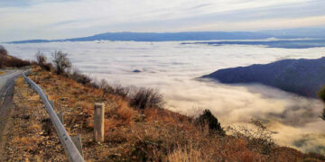 Εντυπωσιακές φωτογραφίες από ομιχλώδης τοπία σε περιοχές του Αμυνταίου σήμερα το πρωί