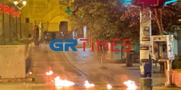 Θεσσαλονίκη-ΤΩΡΑ: Βόμβες μολότοφ, πετροπόλεμος και η «Αύρα»