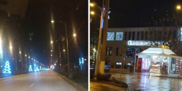 Πτολεμαΐδα: Τα γιορτινά του φόρεσε και το Δημαρχείο – Φωτισμένα δεντράκια & στη νησίδα στην είσοδο της πόλης