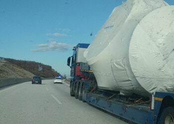 Γεμάτο… Ανεμογεννήτριες το δεξιό ρεύμα κυκλοφορίας Κοζάνη – Πτολεμαΐδα (βίντεο από τη μεταφορά τους)