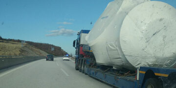 Γεμάτο… Ανεμογεννήτριες το δεξιό ρεύμα κυκλοφορίας Κοζάνη – Πτολεμαΐδα (βίντεο από τη μεταφορά τους)