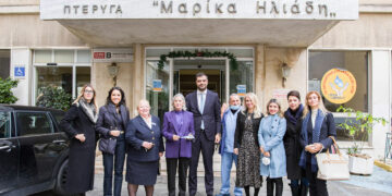 «Γινόμαστε μια ζεστή αγκαλιά»: Δράση της Νέας Δημοκρατίας για τα βρέφη και τα νεογνά του ΓΝΜ «Έλενα Βενιζέλου»