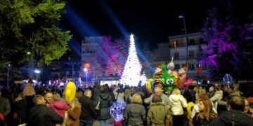 Γρεβενά: Παιδιά και Δήμος έδωσαν το σύνθημα για το άναμμα του  Χριστουγεννιάτικου Δέντρου (Βίντεο+Φωτο)