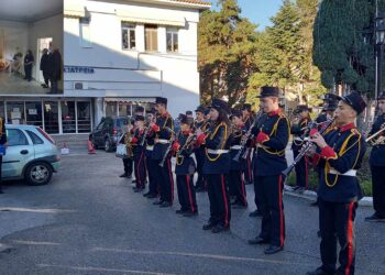 Η Στρατιωτική μπάντα και η “ΠΑΝΔΩΡΑ” έψαλλαν τα κάλαντα στο Μαμάτσειο