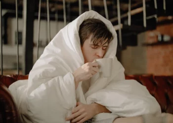 Ιώσεις: 6 tips για να μην αρρωστήσετε μέσα στις γιορτές των Χριστουγέννων