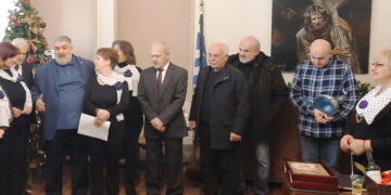 Εορταστική ατμόσφαιρα στο Δημαρχείο Εορδαίας – Κάλαντα και ευχές στον Δήμαρχο Π. Πλακεντά