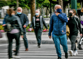 Καλπάζει η γρίπη: Οι ηλικίες που σαρώνει και τα συμπτώματα, προσοχή και στον στρεπτόκοκκο