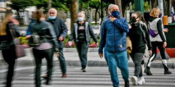 Καλπάζει η γρίπη: Οι ηλικίες που σαρώνει και τα συμπτώματα, προσοχή και στον στρεπτόκοκκο