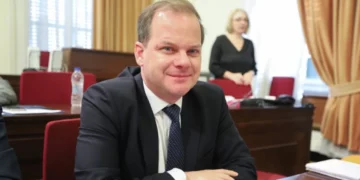 Καραμανλής: Σε εξέλιξη 125 πρότζεκτ 40 δισ. ευρώ στην Ελλάδα – «Στόχος τρένα υδρογόνου το 2025»