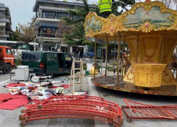 Στήνεται το καρουζέλ στην κεντρική πλατεία Κοζάνης
