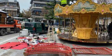 Στήνεται το καρουζέλ στην κεντρική πλατεία Κοζάνης