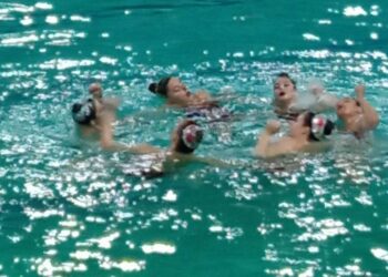 Απόλυτα πετυχημένη η Χριστουγεννιάτικη παράσταση της Καλλιτεχνικής Κολύμβησης των «Δελφινιών» (βίντεο)