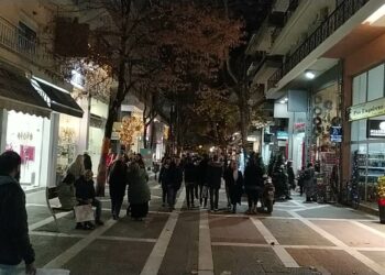 ΦΩΤΟ και ΒΙΝΤΕΟ από τη ΛΕΥΚΗ ΝΥΧΤΑ στην Πτολεμαΐδα με αρκετό κόσμο στα μαγαζιά!