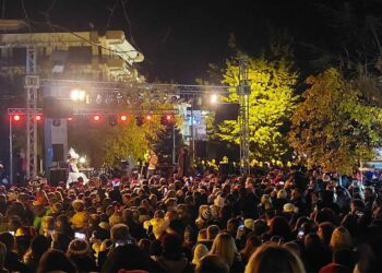 Πτολεμαΐδα: Χιλιάδες κόσμου στην πλατεία για το άναμμα του δέντρου -ΕΝΤΥΠΩΣΙΑΚΕΣ ΦΩΤΟ από ψηλά