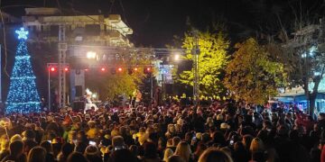 Πτολεμαΐδα: Χιλιάδες κόσμου στην πλατεία για το άναμμα του δέντρου -ΕΝΤΥΠΩΣΙΑΚΕΣ ΦΩΤΟ από ψηλά