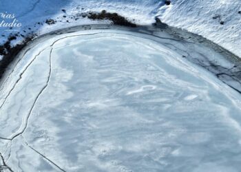 Η παγωμένη λίμνη Γκιστόβα (Γράμμος-Καστοριά) δημιουργεί ένα μεγαλοπρεπές τοπίο που κόβει την ανάσα!