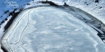 Η παγωμένη λίμνη Γκιστόβα (Γράμμος-Καστοριά) δημιουργεί ένα μεγαλοπρεπές τοπίο που κόβει την ανάσα!