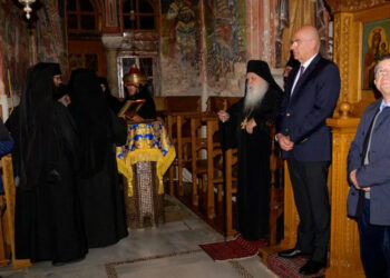 Λιποθύμησε ο Δένδιας στο Άγιο Όρος: Χτύπησε σοβαρά σε μύτη και δόντια