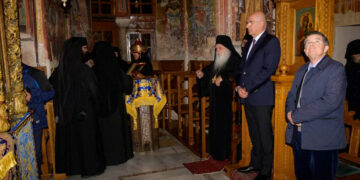 Λιποθύμησε ο Δένδιας στο Άγιο Όρος: Χτύπησε σοβαρά σε μύτη και δόντια