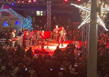 Κοζάνη: Άναψε το Χριστουγεννιάτικο δέντρο – Συναυλία με τον Κ. Μαρτάκη -Κατάμεστη η πλατεία από κόσμο