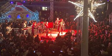 Κοζάνη: Άναψε το Χριστουγεννιάτικο δέντρο – Συναυλία με τον Κ. Μαρτάκη -Κατάμεστη η πλατεία από κόσμο