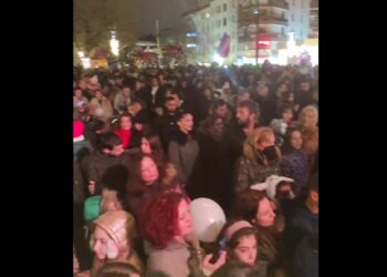 ΔΕΙΤΕ LIVE λίγο πριν τη μεγάλη συναυλία με τον Μαρτάκη και το άναμμα του δέντρου στην Κοζάνη