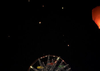 Μαγικό! – Με ευχές και χαμόγελα τα ιπτάμενα φαναράκια ταξίδεψαν στον ουρανό της Καστοριάς