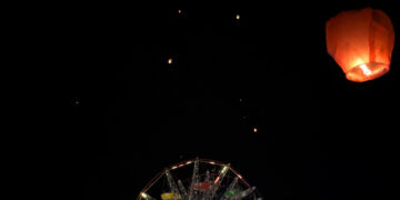 Μαγικό! – Με ευχές και χαμόγελα τα ιπτάμενα φαναράκια ταξίδεψαν στον ουρανό της Καστοριάς