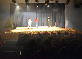 Με παιδική θεατρική παράσταση συνεχίστηκαν οι Χριστουγεννιάτικες εκδηλώσεις του Δήμου Φλώρινας