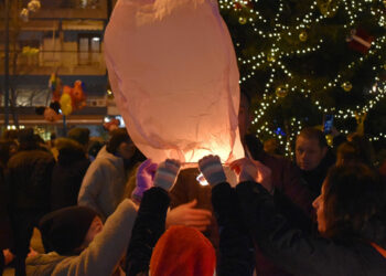 Με τα φαναράκια των ευχών γέμισε ο ουρανός της Φλώρινας
