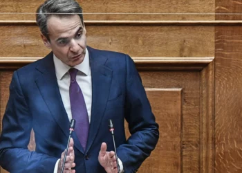 Βουλή – Σφοδρή σύγκρουση για τις παρακολουθήσεις αλλά χωρίς νέα στοιχεία