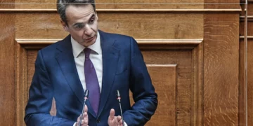 Βουλή – Σφοδρή σύγκρουση για τις παρακολουθήσεις αλλά χωρίς νέα στοιχεία