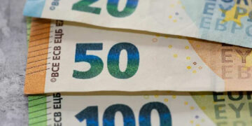 Ξεκινούν διαγραφές οφειλών από τον νόμο Κατσέλη – Τι θα γίνει με όσους τήρησαν τη ρύθμιση