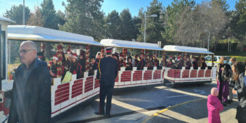 Ο Δήμαρχος Εορδαίας και η Φιλαρμονική με το εορταστικό τρενάκι στο Μποδοσάκειο για τα κάλαντα της Πρωτοχρονιάς