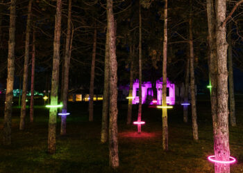 Η εντυπωσιακή παρέμβαση της σχεδιάστριας φωτισμού Εμορφίλης Τσιμπλίδου μπροστά από το Αγροκήπιο – Δείτε τις εικόνες