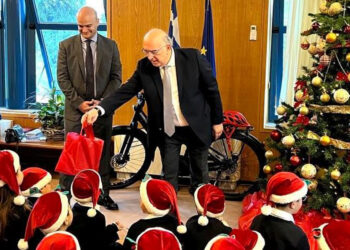 Τα Χριστουγεννιάτικα Κάλαντα έψαλαν μαθητές στον Υφυπουργό Μεταφορών Μιχάλη Παπαδόπουλο