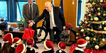 Τα Χριστουγεννιάτικα Κάλαντα έψαλαν μαθητές στον Υφυπουργό Μεταφορών Μιχάλη Παπαδόπουλο