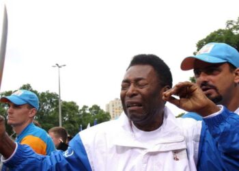 Ο Πελέ δεν συμμετείχε ποτέ σε Ολυμπιακούς Αγώνες αν και ήταν μεγάλο του όνειρο. Μετέφερε δακρυσμένος την Φλόγα των Ολυμπιακών Αγώνων του 2004