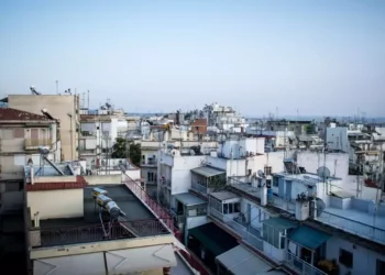 Κινηματογραφική καταδίωξη στην Κρήτη: Διαρρήκτης έκανε… παρκούρ σε ταράτσες για να ξεφύγει από την Αστυνομία – Τον κατέβασε η Πυροσβεστική