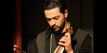 Ο Πτολεμαϊδιώτης ηλεκτρολόγος-μηχανικός Βασίλης Παπαδόπουλος που έχει πάει την ποντιακή λύρα σε άλλη πίστα