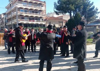 Πρωτοχρονιάτικα κάλαντα από τους Τροβαδούρους στους δρόμους της Πτολεμαΐδας (βίντεο)