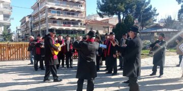 Πρωτοχρονιάτικα κάλαντα από τους Τροβαδούρους στους δρόμους της Πτολεμαΐδας (βίντεο)