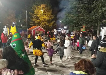 Πτολεμαΐδα: Αρκετός κόσμος στην πλατεία στην χριστουγεννιάτικη εκδήλωση των 13 συλλόγων της πόλης (φώτο & βίντεο)