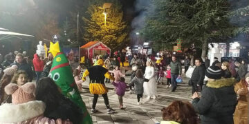 Πτολεμαΐδα: Αρκετός κόσμος στην πλατεία στην χριστουγεννιάτικη εκδήλωση των 13 συλλόγων της πόλης (φώτο & βίντεο)