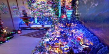 Πτολεμαΐδα: Χιλιάδες λαμπιόνια σε είσοδο πολυκατοικίας (βίντεο & φωτογραφίες)