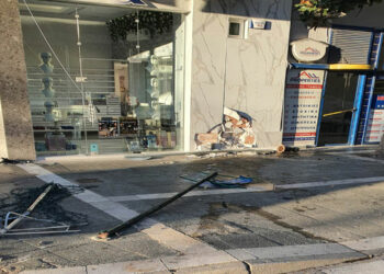 Πτολεμαΐδα: Έχασε τον έλεγχο του αυτοκινήτου του και προσέκρουσε σε κολόνα  οικοδομής