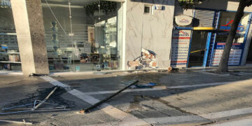 Πτολεμαΐδα: Έχασε τον έλεγχο του αυτοκινήτου του και προσέκρουσε σε κολόνα  οικοδομής